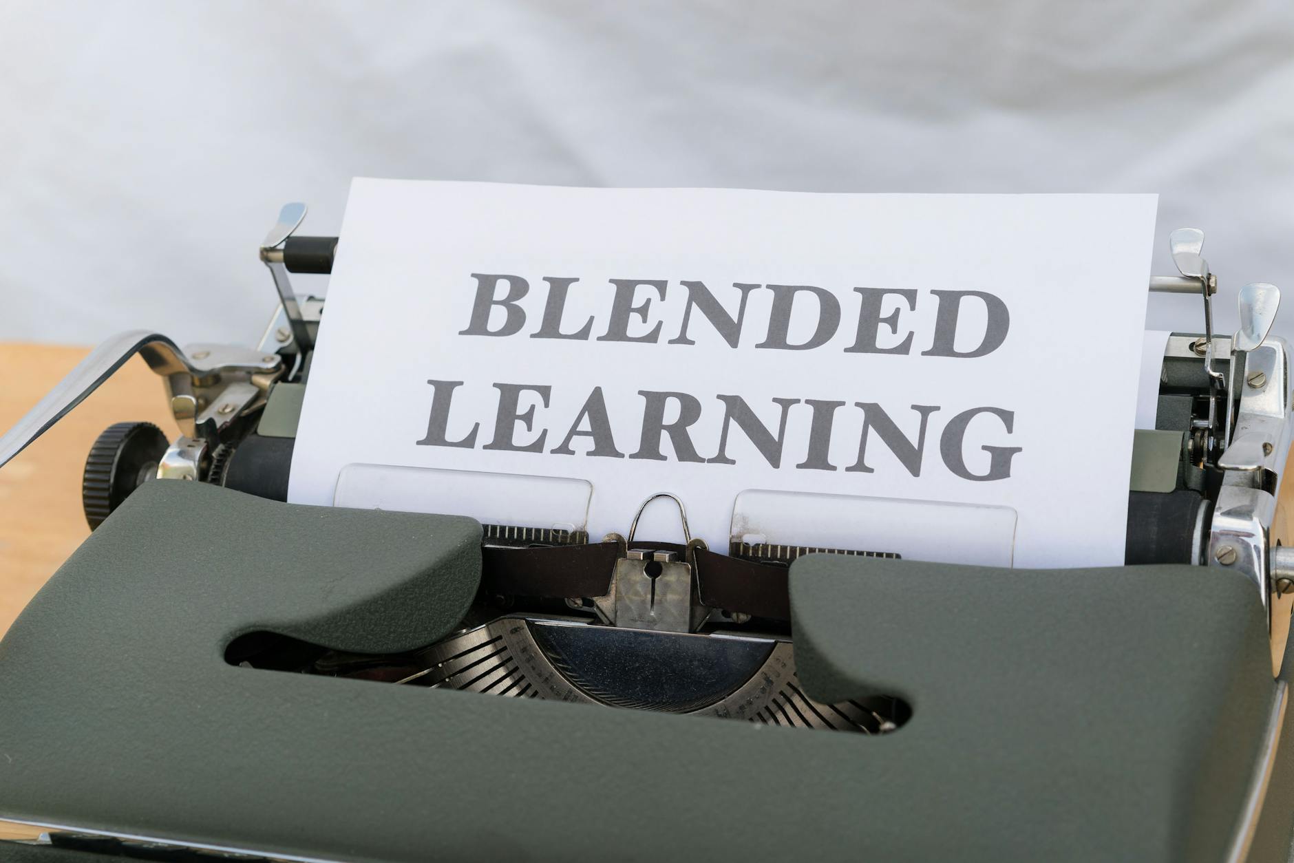 https://www.pexels.com/photo/a-typewriter-with-a-paper-that-says-blended-learning-18464994/